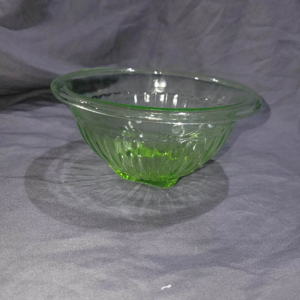 Vtg Green Vaseline Uranium Glass Turned Rim Ribbed 6 in Mixing Bowl Nesting